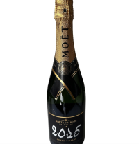 Moët&Chandon Champagne - Moet Chandon Grand Vintage 2015 – the maison's 76th vintage – is the result of an uncertain year marked by a period of dramatic heat, with the hottest temperatures the region has seen since 1961. After six years in the cellar, this champagne has remarkable finesse. AROMA Initial notes of breadcrumbs, fresh brioche and almond paste give way to elderflower and jasmine, then to white peach and watermelon, finishing with notes of garrigue at dawn. TASTE A direct and enveloping palate with fl...