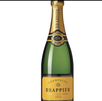 Drappier Carte d'Or Brut - The carte d'or cuvée from maison drappier is a fruity, and fresh champagne. The blend is essentially based on Pinot Noir - 80% - which brings its structure & its fruity aromas and supplemented by pinot meunier - 5% - which offers a touch of suppleness, and chardonnay - 15% - for its freshness & its elegance. Its nose is very elegant, with notes of stone fruits such as white peach from the vines. Which then evolves towards more gourmet aromas of pastries. A spicy note announces a powerful & ...