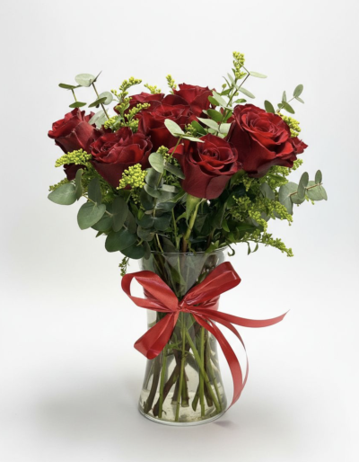 Pure Passion - This is a timeless arrangement of 10 luxurious red roses, beautifully paired with fresh greenery and presented in a clear glass vase finished with an elegant ribbon.
Each rose symbolises love, passion, and heartfelt emotion — making this bouquet the perfect gift for anniversaries, Valentine’s Day, birthdays, or simply to say I love you.
Handcrafted with care  using the freshest blooms of the day for a stunning and long-lasting display.
Includes:
✔ 10 premium red roses
✔ Seasonal greenery
✔ Glass vase & decorative ribbon